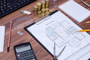 immeuble moderne avec documents et calculatrice