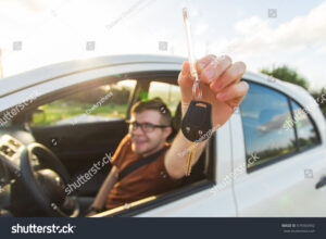 Comment Fonctionne Le Permis À Un Euro Par Jour Pour Les Jeunes Conducteurs 32 jeune conducteur heureux avec voiture et cles
