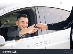 Comment Bénéficier de l'Aide au Permis de Conduire par Pôle Emploi 37 jeune conducteur recevant cles de voiture