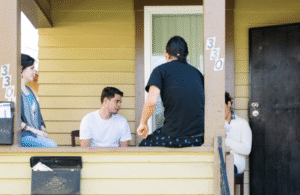 jeune locataire inquiet devant une porte dappartement