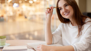 jeune professionnel souriant preparant son cv