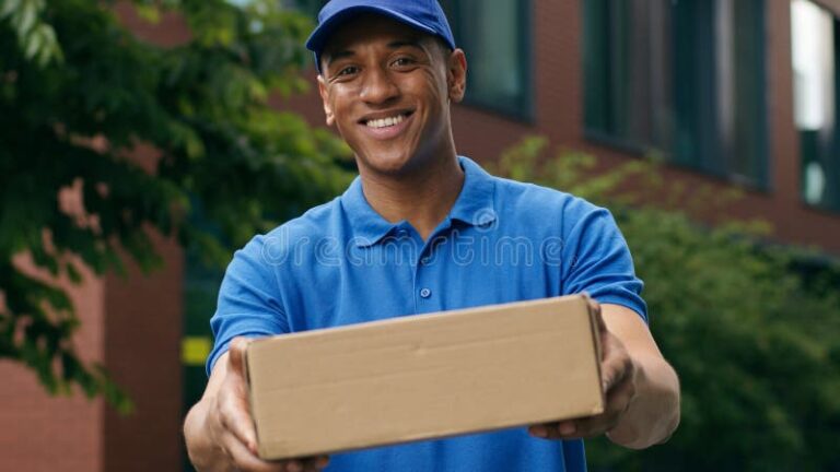 livreur souriant avec colis colis prive