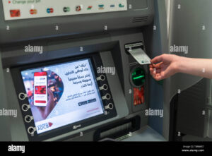 main deposant cheque dans automate bancaire moderne