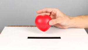 main donnant un coeur symbolisant un don