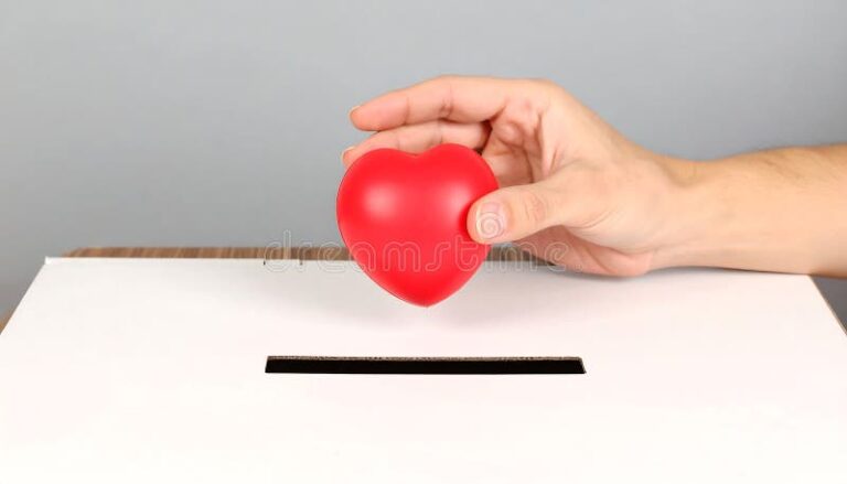 main donnant un coeur symbolisant un don