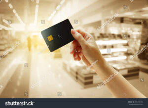 main tenant carte bancaire avec fond flou