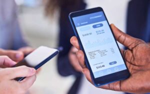 main tenant telephone avec application bancaire ouverte