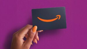 main tenant un cheque cadeau securise colore