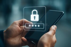 main tenant un smartphone avec cadenas numerique