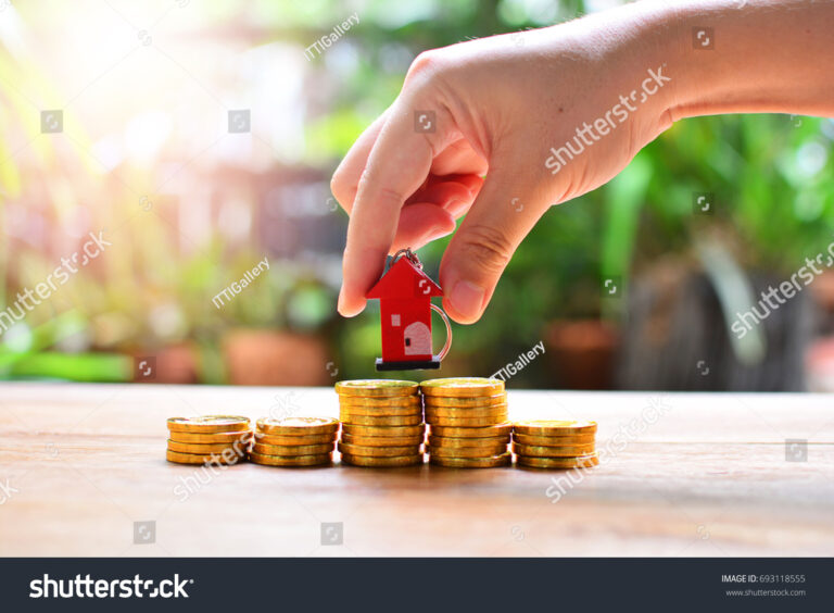 Est-ce qu’une assurance vie est imposable lors d’un retrait ou décès 2 main tenant une maison avec piece doree