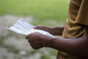 main tendue avec documents legaux flous