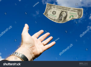 main tendue recevant des billets dargent