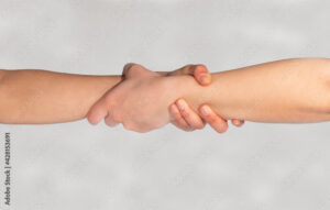 main tendue serrant une autre main