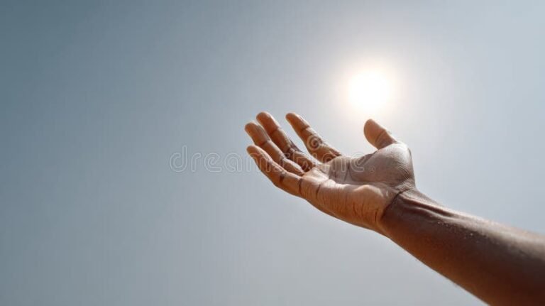 Qui Va Remplacer Ma French Bank Pour Mes Services Bancaires 2 main tendue vers logo bancaire numerique lumineux