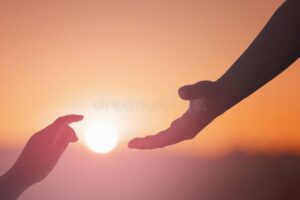 main tendue vers une silhouette floue