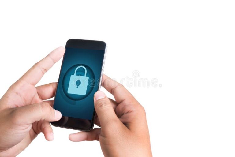 Comment Trouver Le Code D'un iPhone Lorsqu'on L'a Oublié 2 mains tenant un iphone avec cadenas numerique