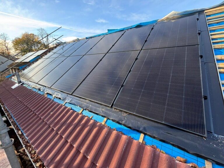 maison en renovation avec panneaux solaires