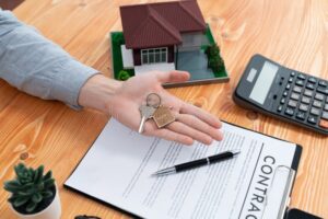 maison neuve entouree de calculatrices et cles