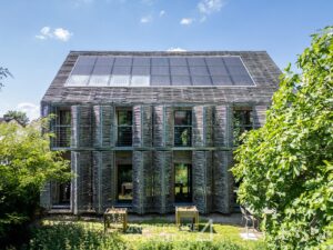 maison renovee avec isolation ecologique visible