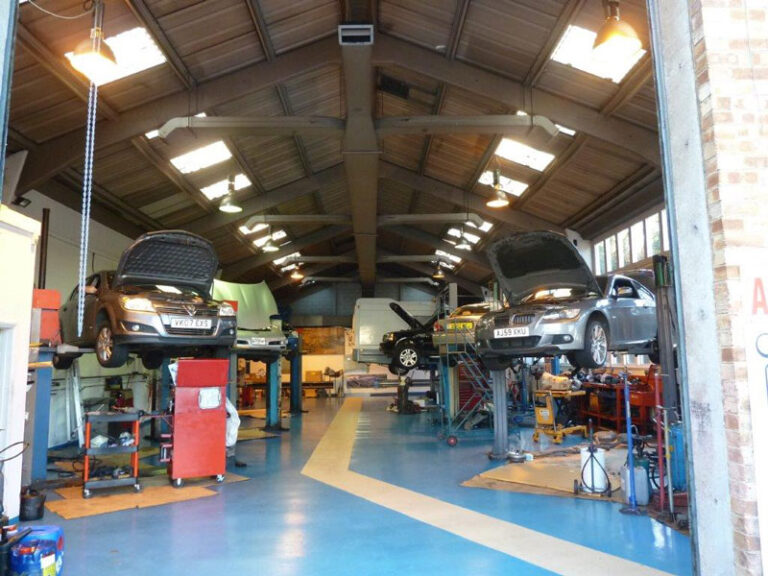 mercedes classe a en atelier de reparation