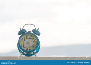 montre avec maison en arriere plan flou