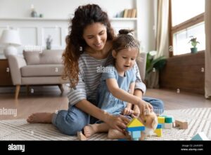 Comment Employer Une Nounou à Domicile en Toute Sécurité 40 nounou souriante jouant avec enfant a domicile