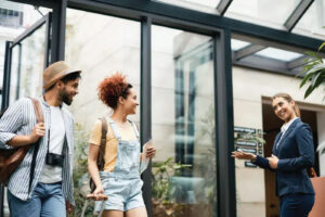 passager discutant avec agent daeroport professionnel