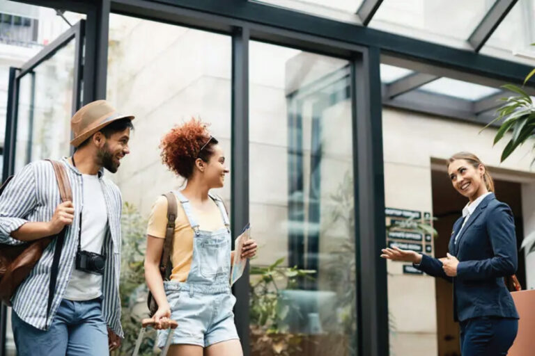 passager discutant avec agent daeroport professionnel