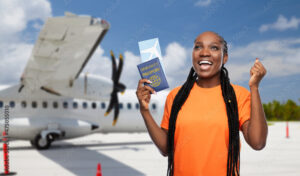 passager heureux avec passeport et avion