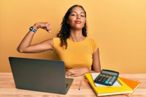 person utilisant ordinateur avec calculatrice et energie