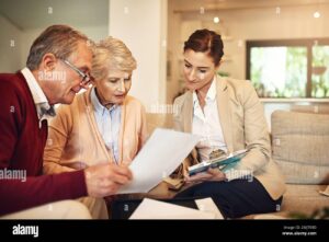 personne agee consultant un conseiller financier