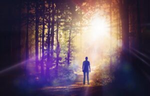 personne agee marchant vers horizon lumineux