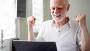 Quels Petits Boulots À Domicile Sont Adaptés Pour Un Retraité 9 personne agee travaillant sur ordinateur a domicile