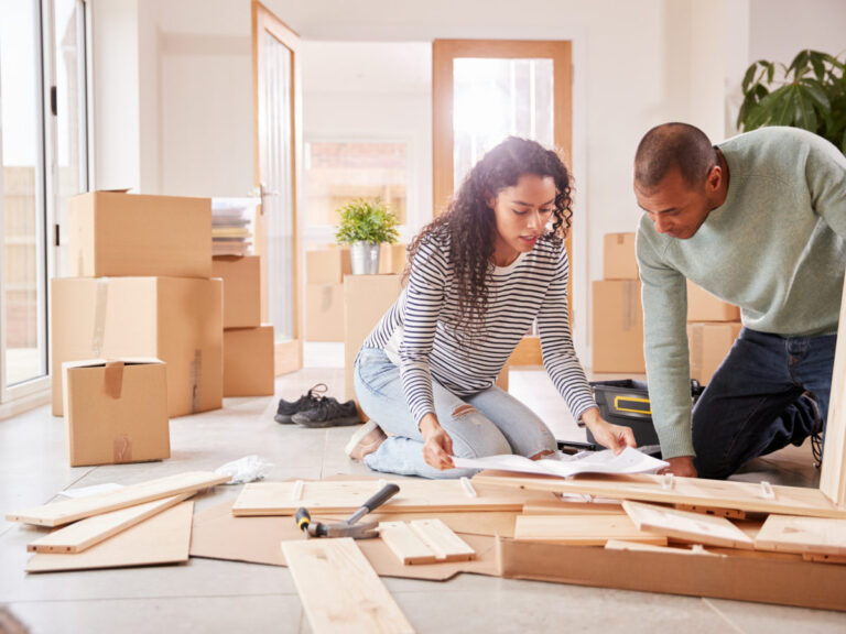 personne aidant a un projet de bricolage