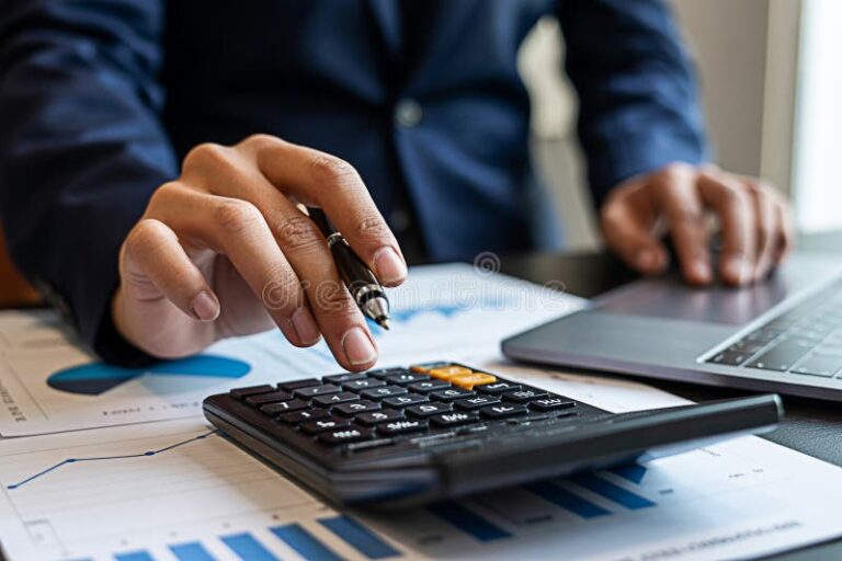 personne analysant ses finances avec calculatrice