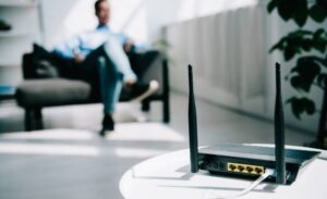 personne choisissant une box internet a domicile