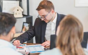 personne comparant options de pret immobilier