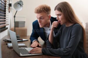 personne concentree jouant au loto avec billets