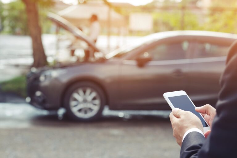 Comment vérifier rapidement si mon véhicule est bien assuré en ligne 2 personne consultant assurance voiture sur smartphone