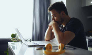 personne demasquant une arnaque en ligne