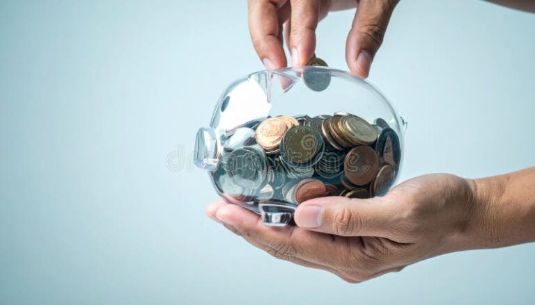 Comment Fonctionne Le Versement Volontaire Per Avec Déduction Fiscale 2 personne deposant argent dans tirelire transparente 1