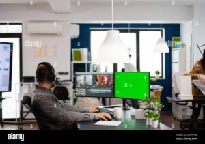 personne devant ordinateur avec logiciel video ouvert