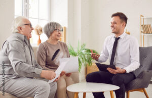 Quand prendre rendez-vous avec un conseiller retraite pour bien préparer 11 personne discutant avec conseiller retraite souriant