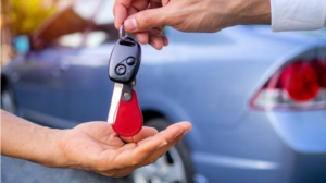 personne examinant cles de voiture neuve et occasion