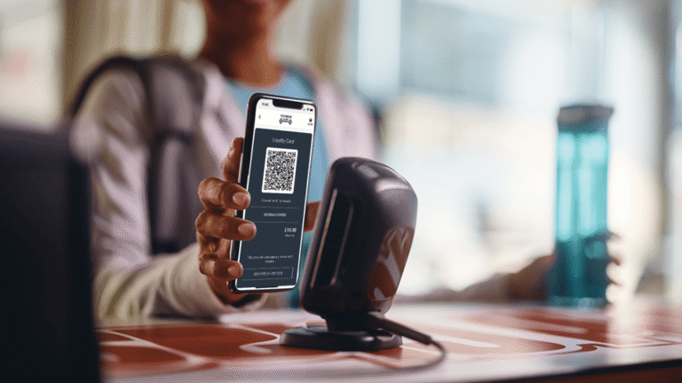 Comment Utiliser un Code Parrainage Hello Bank Pour Gagner des Avantages 2 personne heureuse utilisant smartphone avec code parrainage