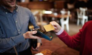 personne payant avec carte bancaire internationale