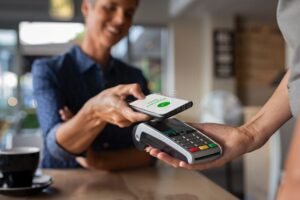 personne payant avec telephone nfc en magasin