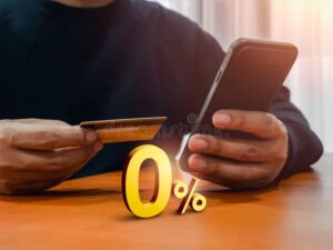 personne payant un smartphone en plusieurs fois