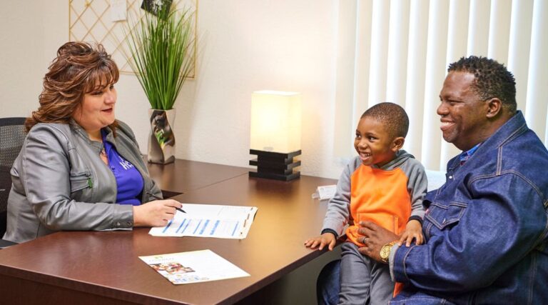 personne recevant conseil pour aide logement