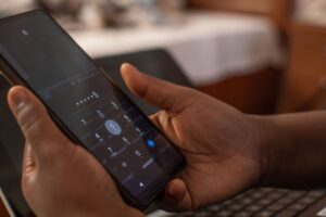 personne recuperant mot de passe sur smartphone